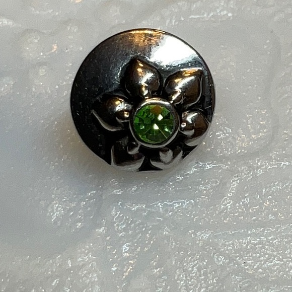 Petite Ginger Snap 12mm Silvertone green rhinestone center flower - Picture 1 of 2